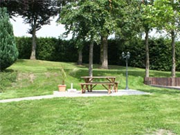 piste de p&eacute;tanque au fond du jardin